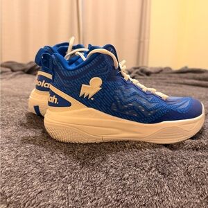 NWOB Moolah Women’s Blue Athletic Shoes Size 8